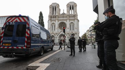 Des gendarmes devant la basilique Notre-Dame à Nice (Alpes-Maritimes), le 31 octobre 2020, deux jours après une attaque au couteau dans l'édifice qui a fait trois morts.&nbsp; (VALERY HACHE / AFP)