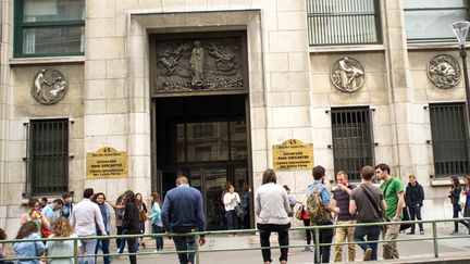 &nbsp; (Etudiants devant l’entrée de la faculté Paris Descartes © Maxppp)