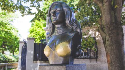 La statue de Dalida à Montmartre, sculptée par Aslan, inaugurée en 1997, a été dégradée par des gestes à répétition sur son buste. (LEYLA VIDAL / MAXPPP)