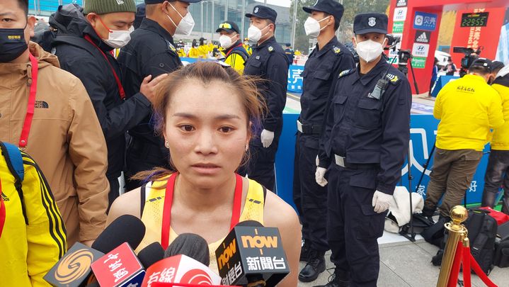 Xia YuYu, victorieuse chez les femmes du marathon de Pékin le 6 novembre 2022 (SEBASTIEN BERRIOT / RADIO FRANCE)