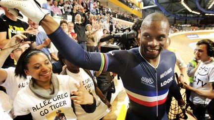 Le cycliste fran&ccedil;ais Gr&eacute;gory Baug&eacute; c&eacute;l&egrave;bre sa victoire en finale du Championnat du monde sur piste, le 25 mars 2011. (VINCENT JANNINK / AFP)