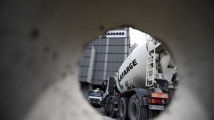 Le groupe LarfargeHolcim se dit prêt à contribuer à la construction du mur voulu par Trump entre le Mexique et les États-Unis. (FRANCK FIFE / AFP)