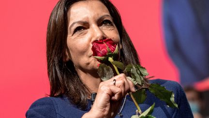 La candidate socialiste à l'élection présidentielle, Anne Hidalgo, le 23 octobre 2021 à Lille. (THOMAS LO PRESTI / AFP)