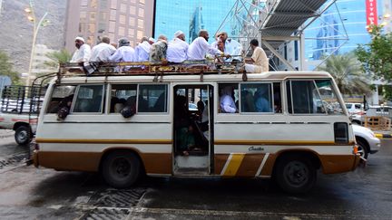 Bus bond&eacute;, y compris sur le toit. Direction : le pont Jamarat (6 ocotobre 2014) (DILEK MERMER / ANADOLU AGENCY)