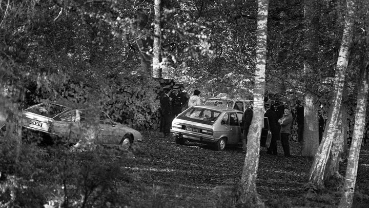 Des policiers examinent les lieux pr&egrave;s de l'&eacute;tang o&ugrave; a &eacute;t&eacute; d&eacute;couvert le corps de Robert Boulin en 1979, dans la for&ecirc;t de Rambouillet (Yvelines). (MICHEL CLEMENT / AFP)