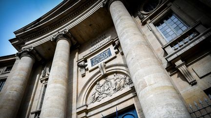 L'entrée principale de la Sorbonne, à Paris, le 30 mars 2018. (STEPHANE DE SAKUTIN / AFP)