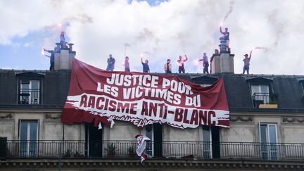 Des activistes du mouvement Génération identitaire a déployé une banderole&nbsp;appelant à la "justice pour les victimes du racisme anti-blanc" lors de la manifestation contre les violences policières samedi 13 juin 2020 à Paris. (QUENTIN DE GROEVE / HANS LUCAS / AFP)