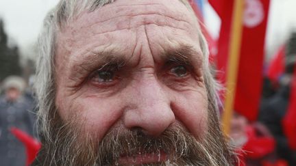 A Krasnoyarsk (Russie), un homme pleure en entendant l'Internationale communiste russe lors d'un rassemblement visant &agrave; comm&eacute;morer la r&eacute;volution d'octobre 1917, le 7 novembre 2013. (ILYA NAYMUSHIN / REUTERS)