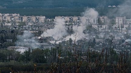 De la fumée s'élève au dessus de Roubijné (Ukraine), le 22 avril 2022, après un bombardement. (YASUYOSHI CHIBA / AFP)