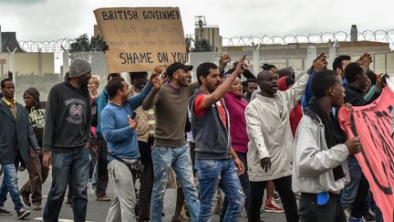 Des migrants manifestent &agrave; Calais, le 20 ao&ucirc;t 2015. (PHILIPPE HUGUEN / AFP)