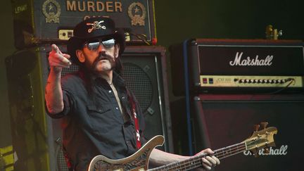 Lemmy Kilmister, lors d'un concert de&nbsp;Motörhead, à Glastonbury (Royaume-Uni), le 26 juin 2015. (JOEL RYAN / AP / SIPA)