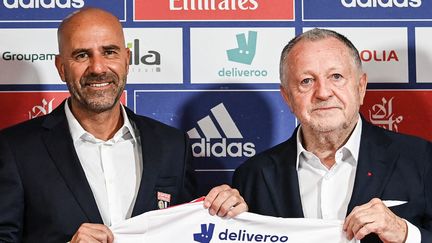 Présentation de Peter Bosz en tant que nouvel entraineur de l'Olympique Lyonnais le 30 mai 2021. (OLIVIER CHASSIGNOLE / AFP)