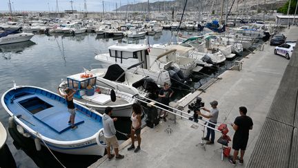 Tournage de la série "Plus belle la vie" à Marseille dans les Bouches-du-Rhone, le 7 juillet 2021 (NICOLAS TUCAT / AFP)