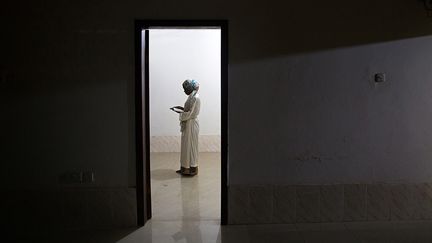 Une femme&nbsp;prie à Accra. (FRANCIS KOKOROKO/REUTERS)