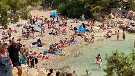 Les Calanques de Marseille surpeuplées, en juillet 2020. La mairie et le parc national souhaitent limiter la fréquentation du site pour la saison estival 2021. (BORIS LOUMAGNE / FRANCE-INFO)