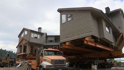 à Seattle, au lieu de détruire de vieilles bâtisses pour construire de nouvelles villas, on les déplace, on les vend et on les transporte en bateau jusqu'à leur futur propriétaire. Un déménagement spectaculaire.&nbsp; (FRANCE 2)