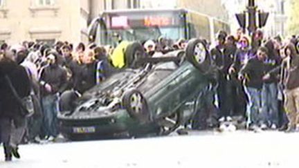 Une voiture retournée après l'annulation d'une distribution d'argents faite par un annonceur à Paris, le 14/11/2009 (France 3)