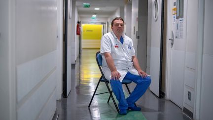 Le professeur Emmanuel Martinod, à l'hôpital Avicenne de Bobigny (Seine-Saint-Denis), le 17 mai 2018. (CHRISTOPHE SIMON / AFP)