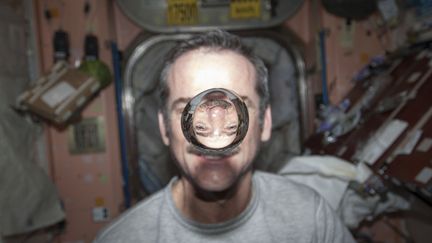 L'astronaute canadien Chris Hadfield observe une bulle d'eau flotter dans la station spatiale internationale (ISS), le 21 janvier 2013. (NASA / REUTERS)