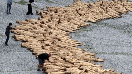 Pr&eacute;paration de "The Ring", la nouvelle oeuvre de l'am&eacute;ricain Spencer Tunick &agrave; l'op&eacute;ra de Munich (Allemagne), le 23 juin 2012. (TOBIAS HASE / DPA / AFP)