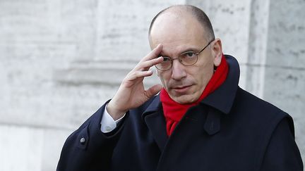 Le Premier ministre italien, Enrico Letta, quitte son domicile, &agrave;&nbsp;Rome, le 14 f&eacute;vrier 2014, afin d'aller pr&eacute;senter sa d&eacute;mission au pr&eacute;sident Giorgio Napolitano.&nbsp; (REMO CASILLI / REUTERS)