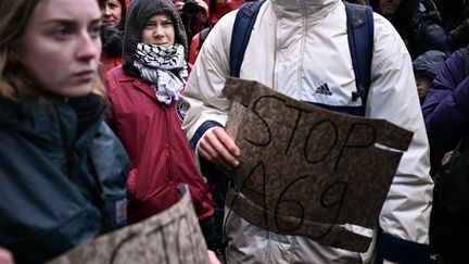 Le 10 février 2024, Greta Thunberg se déplace à Saïx (Tarn) pour soutenir les opposants au projet d'autoroute A69, entre Toulouse et Castres. Elle y participe à une "cabanade", un week-end d'ateliers, de tables rondes et de concerts organisés dans un hangar sur un terrain privé. (LIONEL BONAVENTURE / AFP)