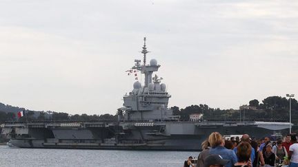 &nbsp; (Le porte-avions Charles de Gaulle ici de retour à Toulon en mai 2015 après une mission dans le golfe Persique © MaxPPP)