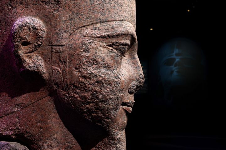 Une statue monumentale de Ramsès II exposée à la Grande Halle de la Villette dans le cadre de l'exposition "Ramsès et l'or des pharaons", le 6 avril 2023 (ANNE-CHRISTINE POUJOULAT / AFP)