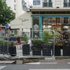 Un restaurant derrière des barrières, installées pour sécuriser la cérémonie d'ouverture des Jeux olympiques à Paris, le 24 juillet 2024. (MYRIAM TIRLER / HANS LUCAS / AFP)