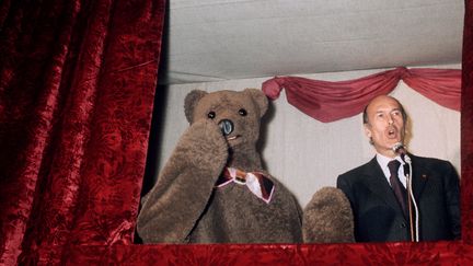 Pr&egrave;s de 500 enfants d&eacute;couvrent ainsi Val&eacute;ry Giscard d'Estaing en compagnie de "Nounours", le personnage de "Bonne nuit les petits", le 19 d&eacute;cembre 1974 &agrave; l'Elys&eacute;e. L'&eacute;mission a &eacute;t&eacute; d&eacute;programm&eacute;e de l'ORTF, un an plus t&ocirc;t. Mais le pr&eacute;sident obtient son retour deux ans plus tard, sur TF1. (AFP)