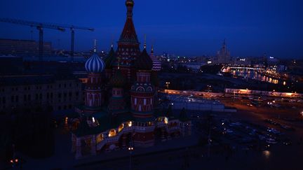 "Earth Hour" a commenc&eacute; en 2007 &agrave; Sydney, mais l'id&eacute;e s'est rapidement r&eacute;pandue &agrave; travers le monde et des centaines de millions de personnes sont estim&eacute;es avoir &eacute;teint leurs lumi&egrave;res pour l'&eacute;v&eacute;nement l'an dernier (ici la cath&eacute;drale Saint-Basile de&nbsp;Moscou). (ALEXEY FILIPPOV / RIA NOVOSTI / AFP)