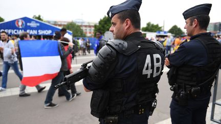 &nbsp; (Un important dispositif de sécurité va être déployé notamment dans la capitale et au Stade de France, où se tiendra la finale, l'état d'urgence étant toujours en vigueur et la menace terroriste à son plus haut niveau © Maxppp)