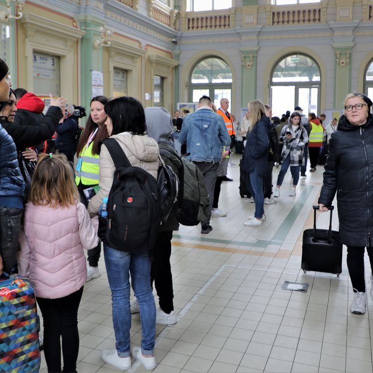 Des bénévoles aident des réfugiées ukrainiennes à la gare de Przemysl (Pologne), le 15 avril 2022. (VALENTINE PASQUESOONE / FRANCEINFO)