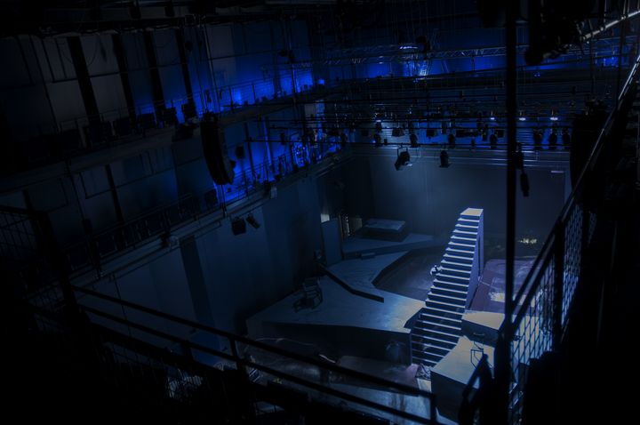 Vue de la salle de la Scala avec le décor de la création de Yoann Bourgeois, dans le bleu "Scala" imaginé par Richard Peduzzi. (Alexeï Vassiliev 2018)