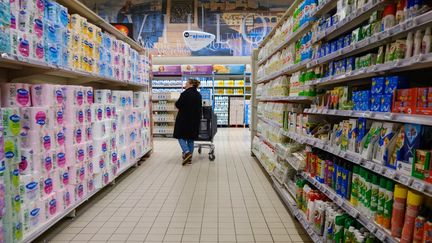 Une femme dans les rayons d'une grande surface Leclerc, à Toulouse (Haute-Garonne), le 21 février 2024. (PATRICK BATARD / HANS LUCAS / AFP)