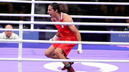 Imane Khelif, après sa victoire qui la propulse en demi-finale olympique et lui assure une médaille, le 3 août 2024 à Villepinte. (MEHMET MURAT ONEL / AFP)