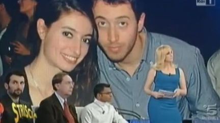 La photo des cousins de l'avocat, cens&eacute;s &ecirc;tre le couple victime d'une fausse couche apr&egrave;s le naufrage du "Concordia", &agrave; la t&eacute;l&eacute;vision italienne, le&nbsp;5 f&eacute;vrier 2012. (FRANCE 2)