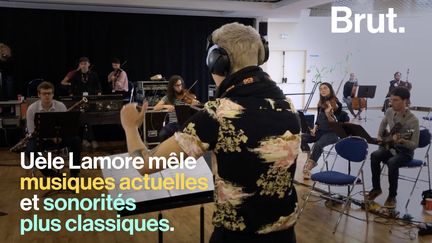 Compositrice, arrangeuse et cheffe d'orchestre, Uèle Lamore dirige avec passion une troupe d'instrumentistes.