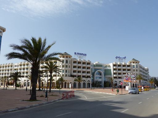 A Yasmine Hammamet, des rues et des hôtels déserts même en pleine journée... (FTV - Laurent Ribadeau Dumas)