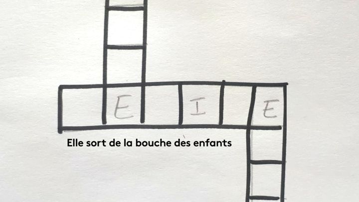 Exemple de mots croisés avec un piège. Définition : elle sort de la bouche des enfants. (STEPHANIE BERLU / FRANCEINFO)