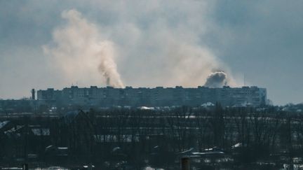 La ville de Bakhmout (Ukraine), théâtre de violents combats, le 16 février 2023. (YASUYOSHI CHIBA / AFP)