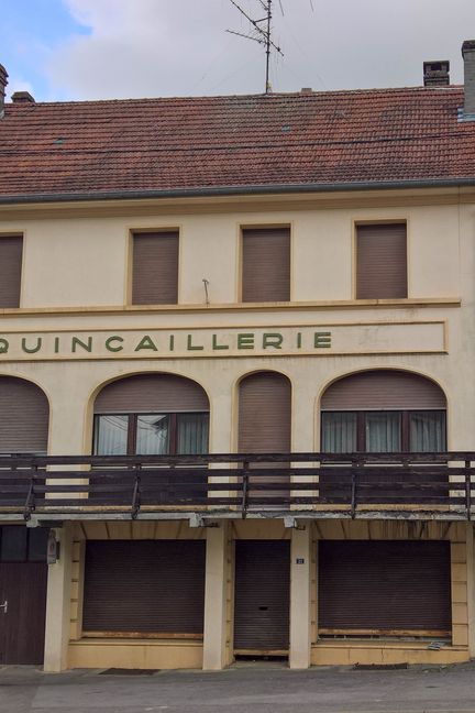 La commune de Waldwisse a perdu de nombreux commerces au fil des ans. Il reste toutefois encore une école et deux boulangeries.&nbsp; (FABIEN MAGNENOU / FRANCEINFO)