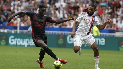 Mohamed Bayo (Clermont) et Jason Denayer (Lyon), lors d'un match entre l'OL et Clermont Foot, le 22 août 2021. (ROMAIN BIARD / AFP)