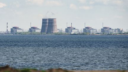 La centrale nucléaire de Zaporijia, tombée sous contrôle russe, vue depuis la ville de Nikopol, le 27 avril 2022. (ED JONES / AFP)