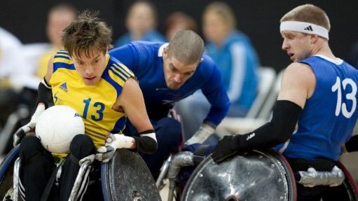 L'&eacute;quipe de Su&egrave;de (en jaune) affronte le Royaume-Uni lors du tournoi international de rugby en fauteuil roulant de Londres, le 18 avril 2012. (MIGUEL MEDINA / AFP)