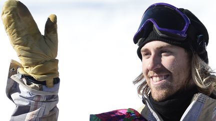 L'Am&eacute;ricain Sage Kotsenburg c&eacute;l&egrave;bre sa victoire en snowboard slopestyle, samedi 8 f&eacute;vrier, lors des JO de Sotchi. (FRANCK FIFE / AFP)