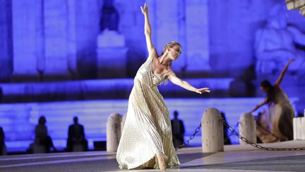 L'étoile italienne&nbsp;de l'Opéra de Paris Eleonora Abbagnato danse ici à Rome, le 13 septembre non dans un ballet mais lors de la présentation de la collection de mode printemps-été 2021-2022 de Laura Biagiotti. (ANDREW MEDICHINI/AP/SIPA / SIPA)