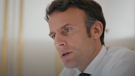 Une capture d'écran du clip de campagne d'Emmanuel Macron, diffusé vendredi 4 mars 2022. (AVEC VOUS / YOUTUBE)