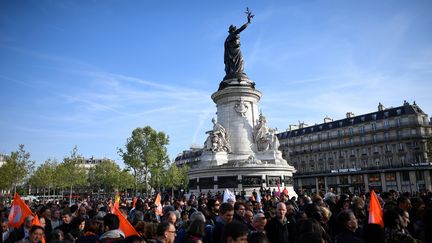 Plusieurs organisations se sont jointes à cette manifestation place de la République à Paris, lundi 24 avril, comme les syndicats étudiants et lycéens Unef, Fage, Fidl et UNL, ainsi que la CFDT. (LIONEL BONAVENTURE / AFP)