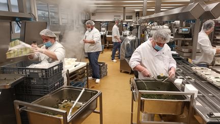 L'une des unités de production de la cuisine centrale du CHRU de Nancy (Lorraine), mardi 15 mars 2022. (VALENTINE JOUBIN / RADIO FRANCE)